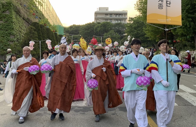Tham dự lễ “Nhiên Đăng Hội” tại thủ đô Seoul, Hàn Quốc