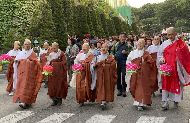 Tham dự lễ “Nhiên Đăng Hội” tại thủ đô Seoul, Hàn Quốc