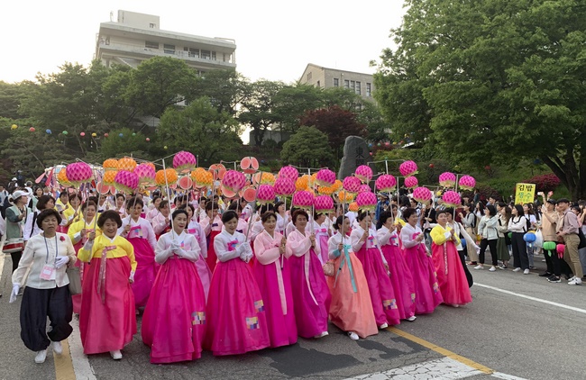 Tham dự lễ “Nhiên Đăng Hội” tại thủ đô Seoul, Hàn Quốc