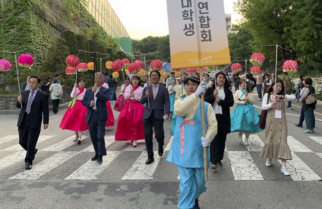 Tham dự lễ “Nhiên Đăng Hội” tại thủ đô Seoul, Hàn Quốc