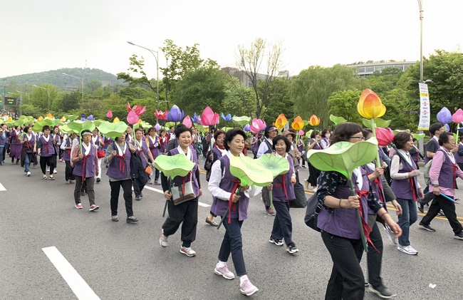 Tham dự lễ “Nhiên Đăng Hội” tại thủ đô Seoul, Hàn Quốc