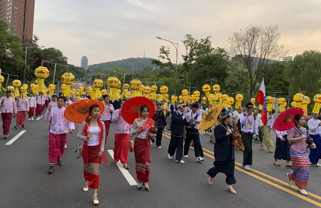 Tham dự lễ “Nhiên Đăng Hội” tại thủ đô Seoul, Hàn Quốc