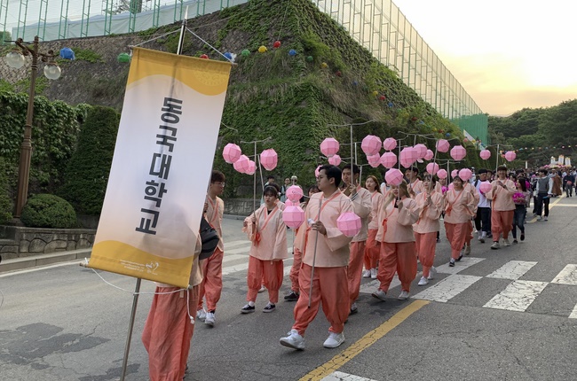 Tham dự lễ “Nhiên Đăng Hội” tại thủ đô Seoul, Hàn Quốc
