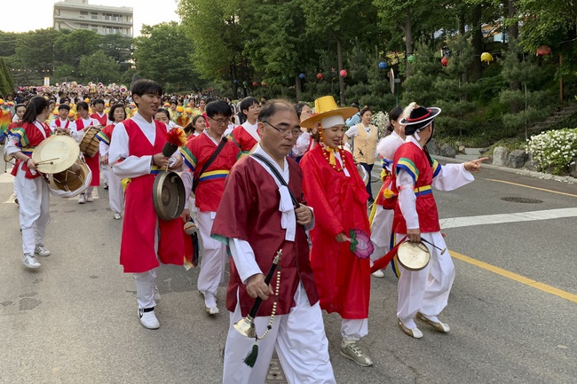 Tham dự lễ “Nhiên Đăng Hội” tại thủ đô Seoul, Hàn Quốc