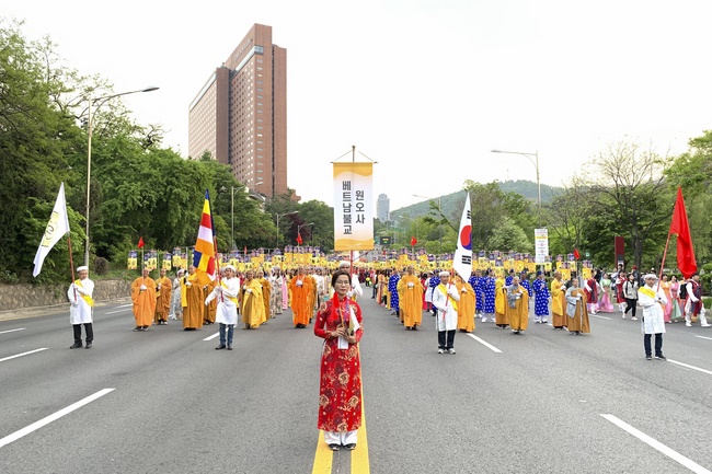 Tham dự lễ “Nhiên Đăng Hội” tại thủ đô Seoul, Hàn Quốc