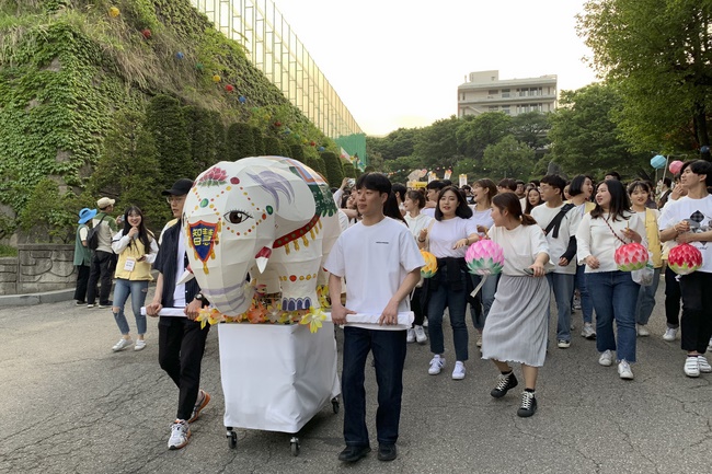 Tham dự lễ “Nhiên Đăng Hội” tại thủ đô Seoul, Hàn Quốc