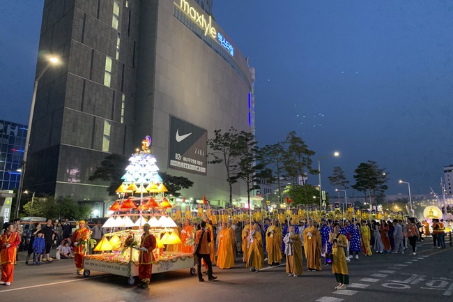 Tham dự lễ “Nhiên Đăng Hội” tại thủ đô Seoul, Hàn Quốc