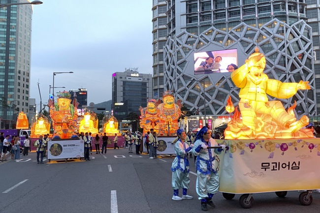 Tham dự lễ “Nhiên Đăng Hội” tại thủ đô Seoul, Hàn Quốc