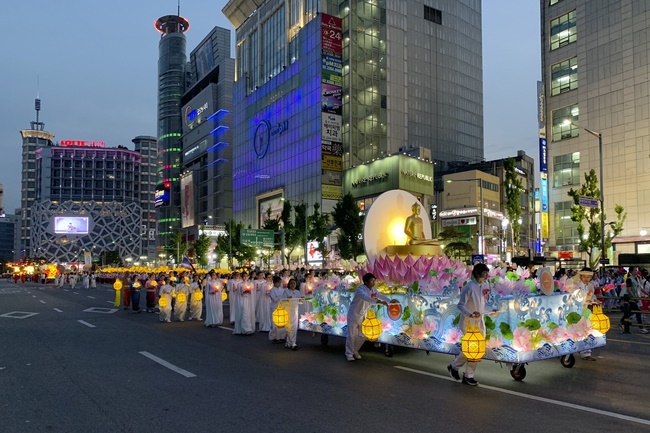 Tham dự lễ “Nhiên Đăng Hội” tại thủ đô Seoul, Hàn Quốc