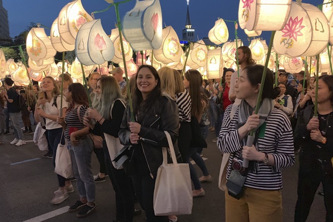 Tham dự lễ “Nhiên Đăng Hội” tại thủ đô Seoul, Hàn Quốc