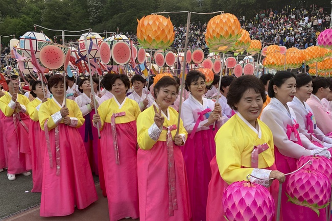 Tham dự lễ “Nhiên Đăng Hội” tại thủ đô Seoul, Hàn Quốc