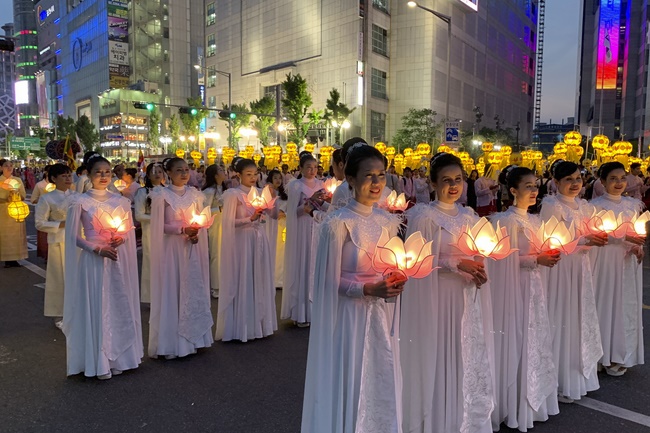 Tham dự lễ “Nhiên Đăng Hội” tại thủ đô Seoul, Hàn Quốc