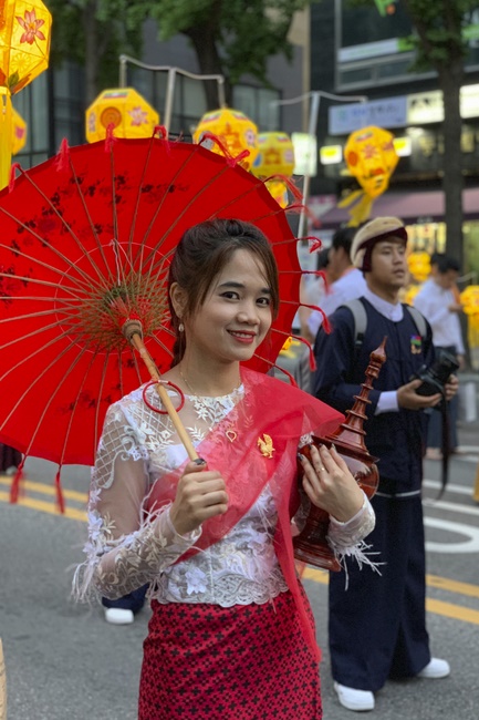 Tham dự lễ “Nhiên Đăng Hội” tại thủ đô Seoul, Hàn Quốc