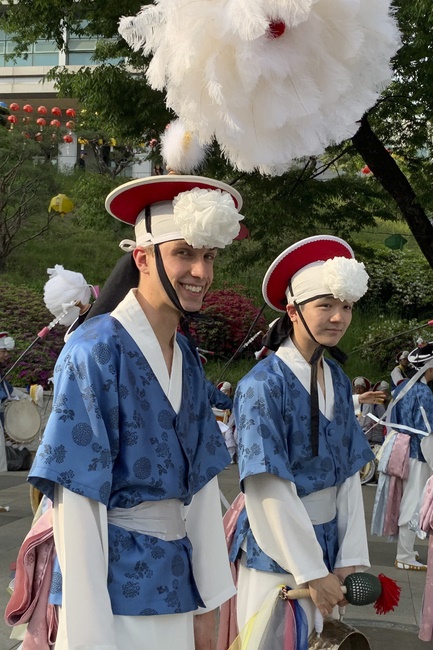 Tham dự lễ “Nhiên Đăng Hội” tại thủ đô Seoul, Hàn Quốc