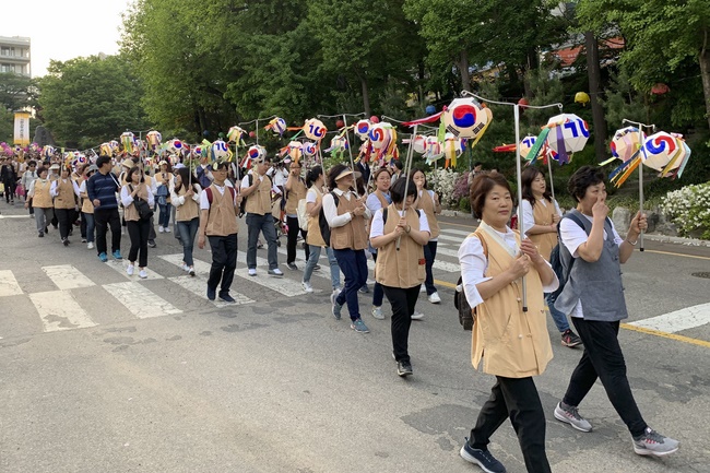Tham dự lễ “Nhiên Đăng Hội” tại thủ đô Seoul, Hàn Quốc