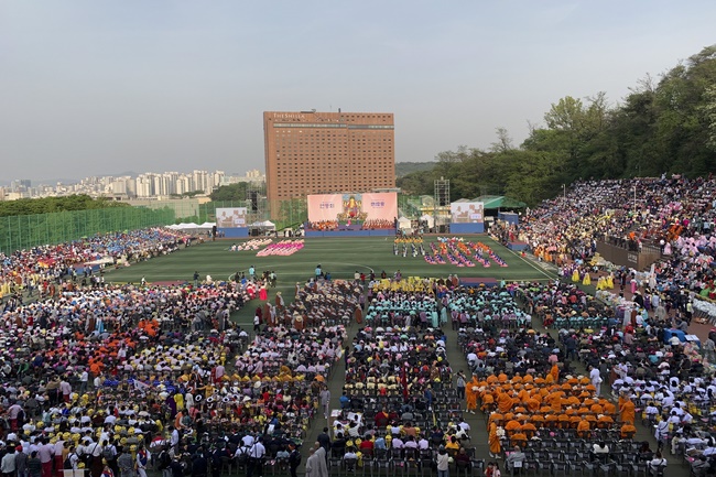 Tham dự lễ “Nhiên Đăng Hội” tại thủ đô Seoul, Hàn Quốc