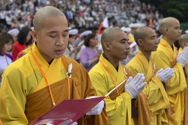 Tham dự lễ “Nhiên Đăng Hội” tại thủ đô Seoul, Hàn Quốc