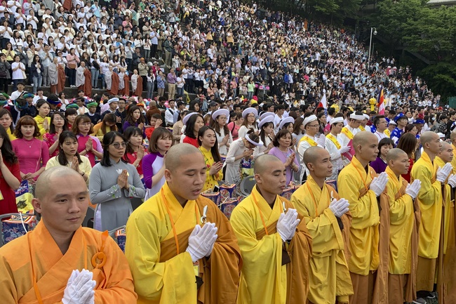 Tham dự lễ “Nhiên Đăng Hội” tại thủ đô Seoul, Hàn Quốc