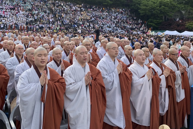Tham dự lễ “Nhiên Đăng Hội” tại thủ đô Seoul, Hàn Quốc