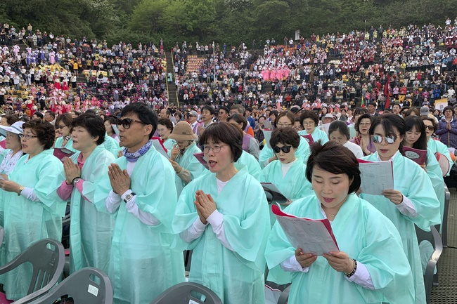 Tham dự lễ “Nhiên Đăng Hội” tại thủ đô Seoul, Hàn Quốc