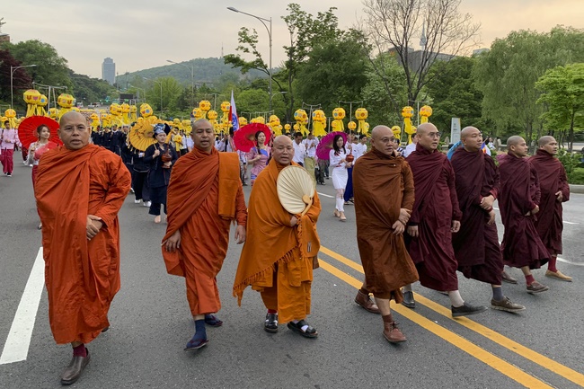 Tham dự lễ “Nhiên Đăng Hội” tại thủ đô Seoul, Hàn Quốc