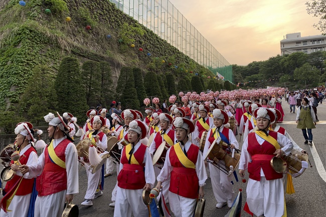 Tham dự lễ “Nhiên Đăng Hội” tại thủ đô Seoul, Hàn Quốc