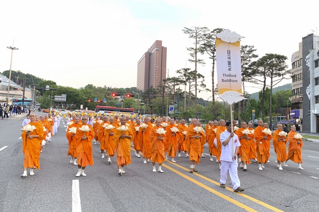 Tham dự lễ “Nhiên Đăng Hội” tại thủ đô Seoul, Hàn Quốc