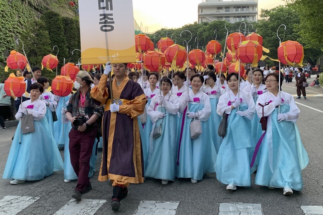 Tham dự lễ “Nhiên Đăng Hội” tại thủ đô Seoul, Hàn Quốc