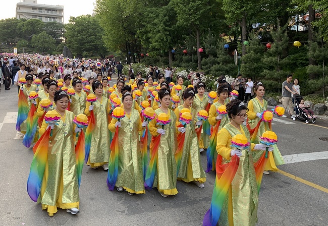 Tham dự lễ “Nhiên Đăng Hội” tại thủ đô Seoul, Hàn Quốc