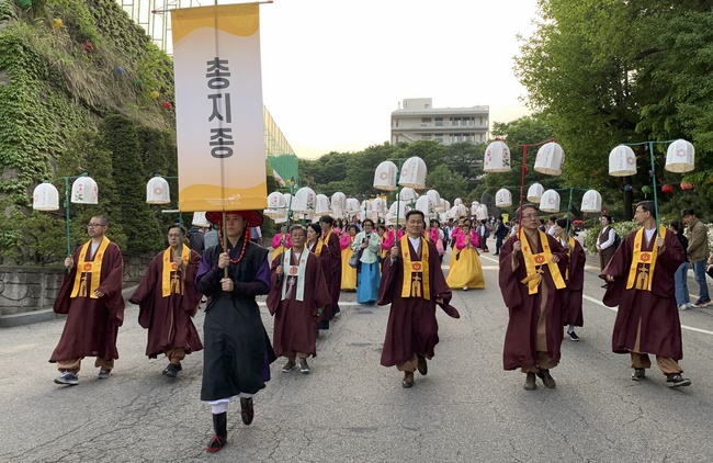 Tham dự lễ “Nhiên Đăng Hội” tại thủ đô Seoul, Hàn Quốc