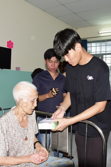 Giving gifts at Thanh Loc Polio Pupporting and Nurturing Center