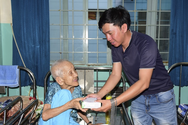 Giving gifts at Thanh Loc Polio Pupporting and Nurturing Center