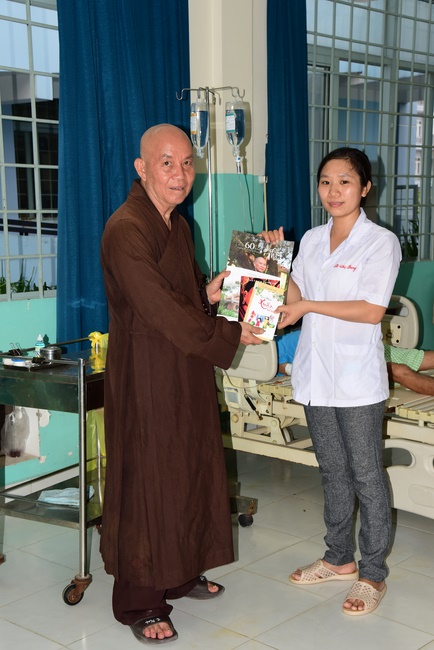 Giving gifts at Thanh Loc Polio Pupporting and Nurturing Center