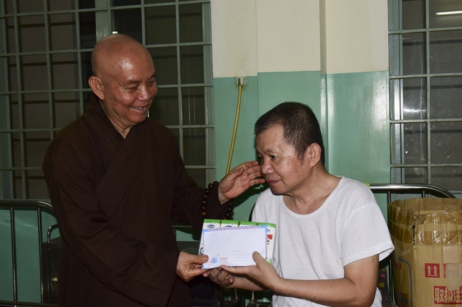 Giving gifts at Thanh Loc Polio Pupporting and Nurturing Center