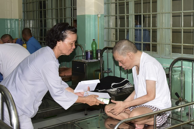 Giving gifts at Thanh Loc Polio Pupporting and Nurturing Center