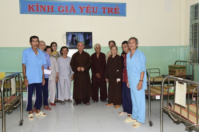 Giving gifts at Thanh Loc Polio Pupporting and Nurturing Center