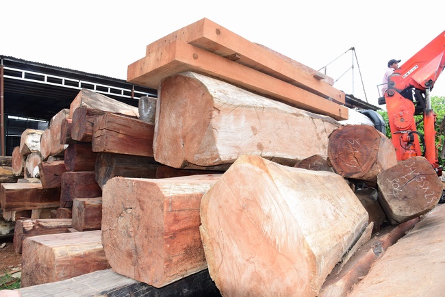 Giving gifts at Thanh Loc Polio Pupporting and Nurturing Center