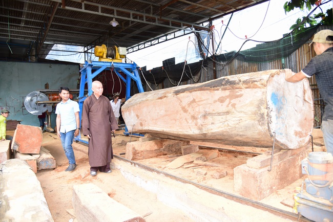 Giving gifts at Thanh Loc Polio Pupporting and Nurturing Center