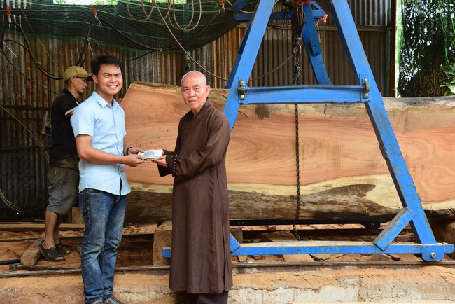 Giving gifts at Thanh Loc Polio Pupporting and Nurturing Center
