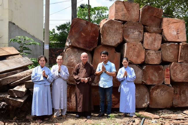 Giving gifts at Thanh Loc Polio Pupporting and Nurturing Center