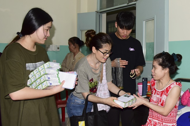 Giving gifts at Thanh Loc Polio Pupporting and Nurturing Center