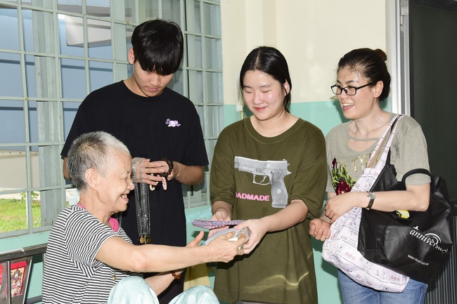 Giving gifts at Thanh Loc Polio Pupporting and Nurturing Center