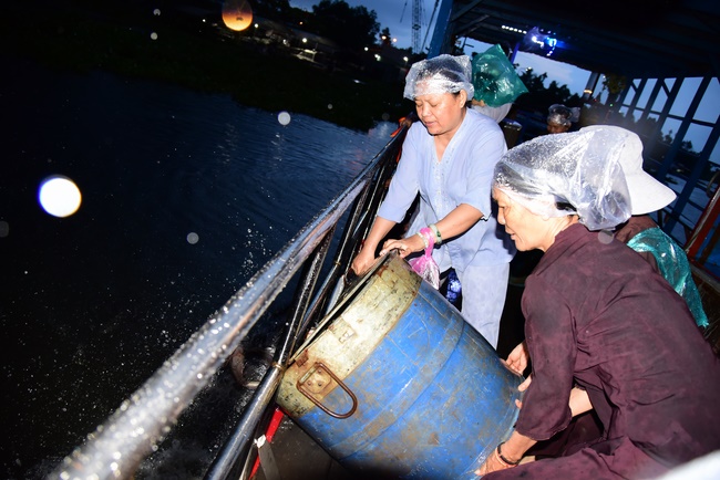 The rite offering for Monks to pray for rebirth and releasing creatures in Ba Lua port.