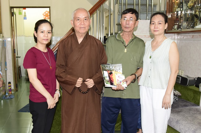 Visiting the zoo and releasing creatures at Bach Dang port