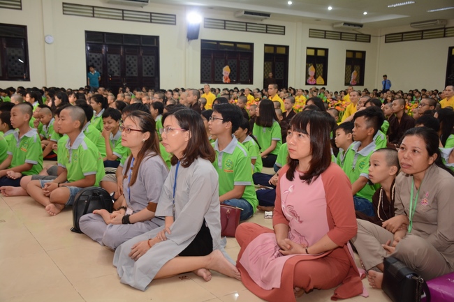 Showing Gratitude To Parents and Teachers – An Emotional Ceremony from the Kids