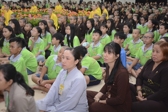 Showing Gratitude To Parents and Teachers – An Emotional Ceremony from the Kids