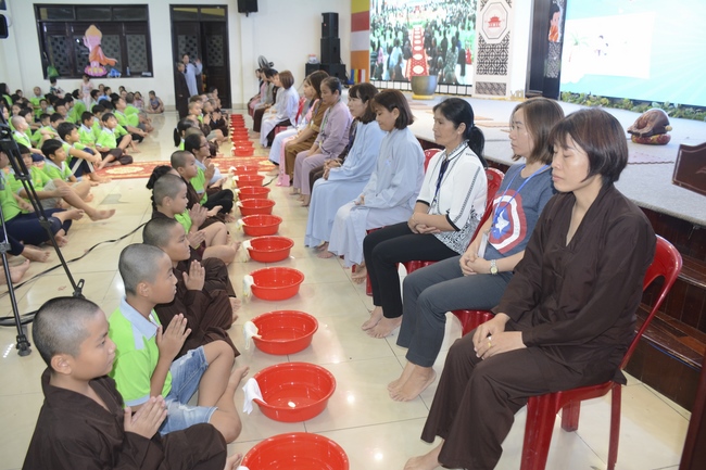 Showing Gratitude To Parents and Teachers – An Emotional Ceremony from the Kids