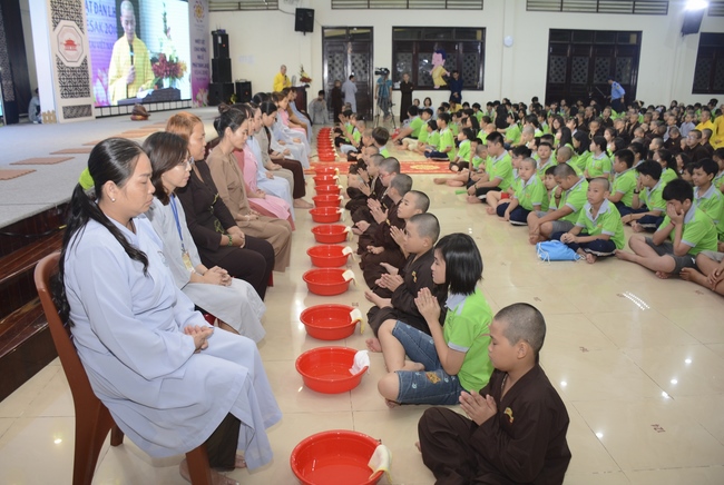 Showing Gratitude To Parents and Teachers – An Emotional Ceremony from the Kids