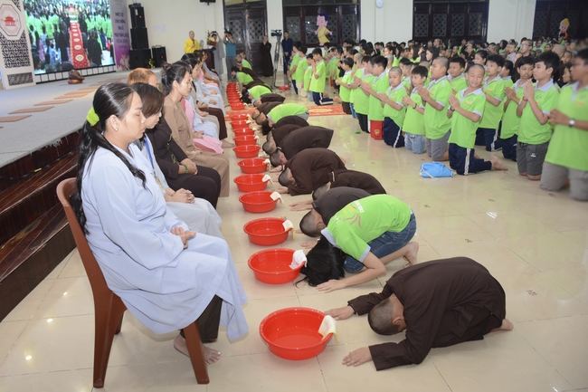 Showing Gratitude To Parents and Teachers – An Emotional Ceremony from the Kids