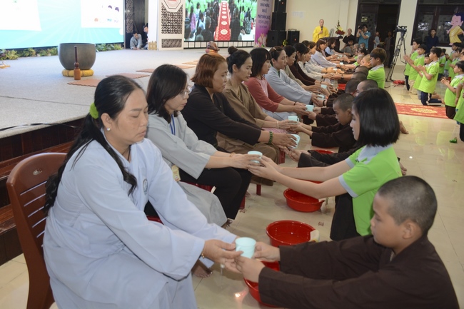 Showing Gratitude To Parents and Teachers – An Emotional Ceremony from the Kids